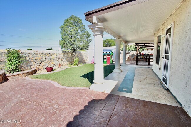 Building Photo - 901 Tepic Dr