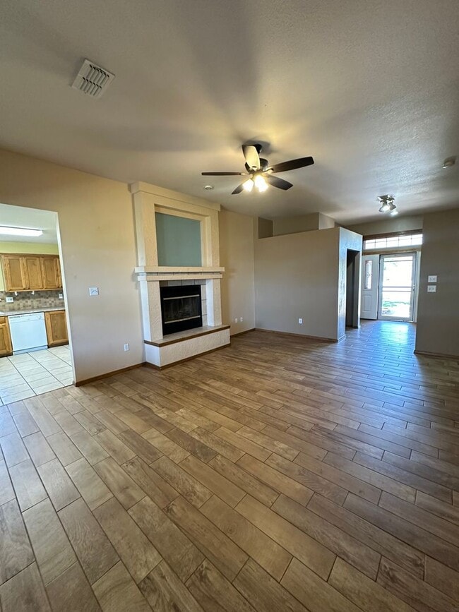 Building Photo - Cozy 4 Bed 2 Bath! Mesa School District !