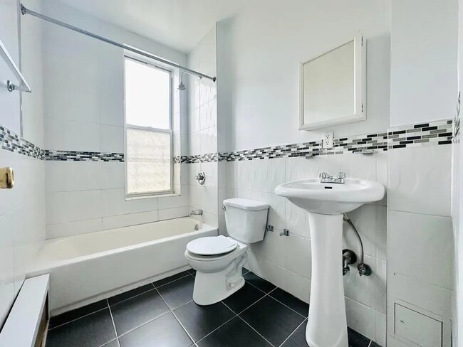 Building Photo - Furnished room/NOT APARTMENT