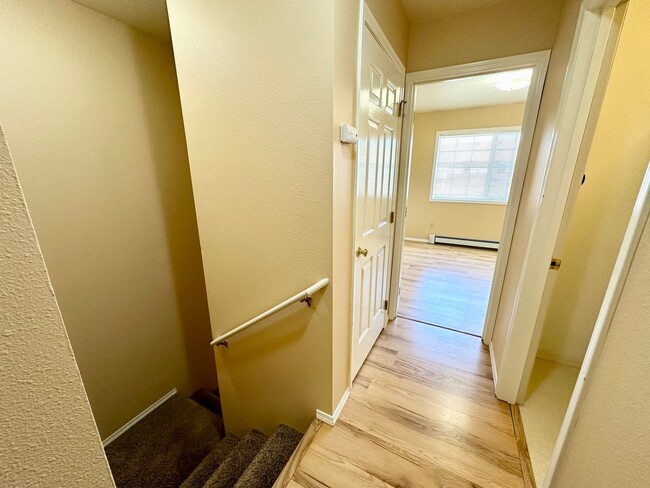 Building Photo - 2 Bedroom 1.5 Bath Townhome for Rent with ...