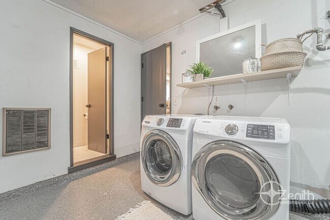 Building Photo - 1011 NE 82nd Ave