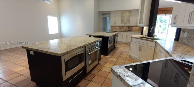 Building Photo - 659 Verona Pl