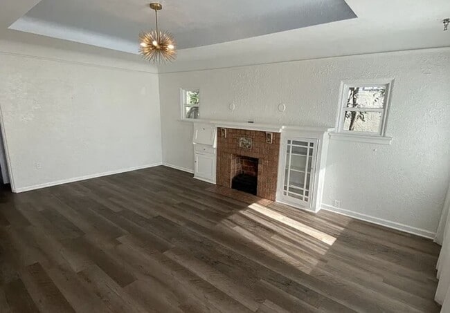 Building Photo - Charming 2 Bed, 1 Bath Home with Modern Up...