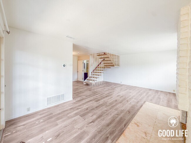 Building Photo - Bright 3B/2BA Condo in La Jolla with Spacious Kitchen and Dual Vanity Primary Bath