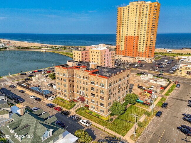 Building Photo - 1700 Webb St