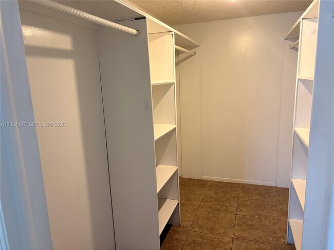 Building Photo - 4168 Inverrary Dr