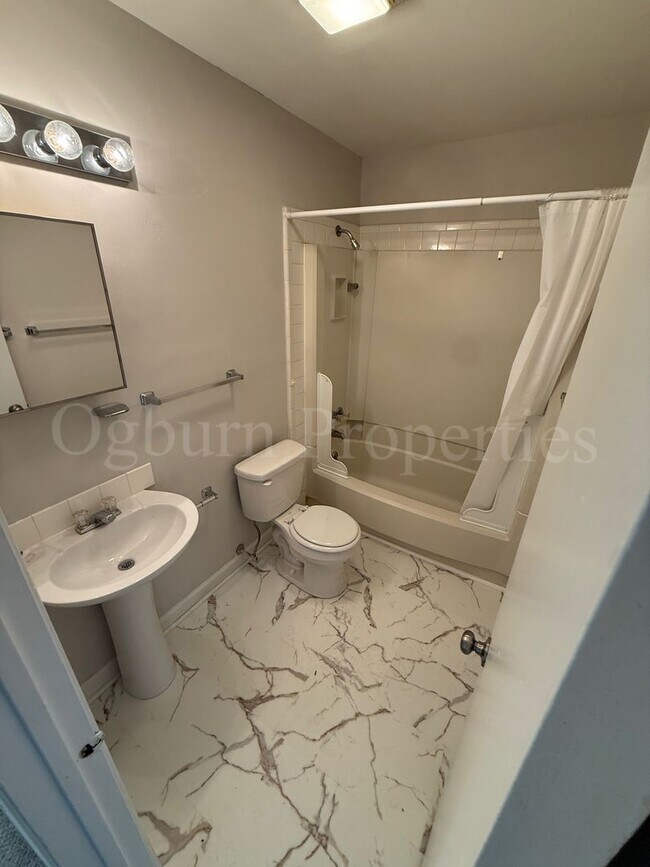 Building Photo - 2725 Laguna Ave