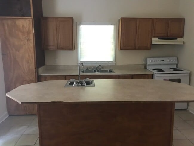 Building Photo - 619 E Solomon St