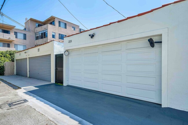 Building Photo - 223 N Almont Dr