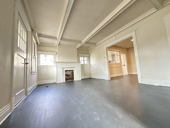 Building Photo - 463 Linden Ave