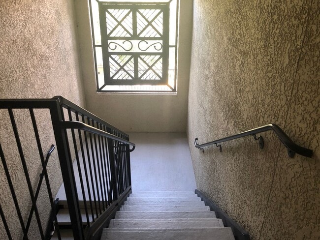 Building Photo - MOVE IN OCTOBER! 3rd floor 3BR/2BA Condo -...