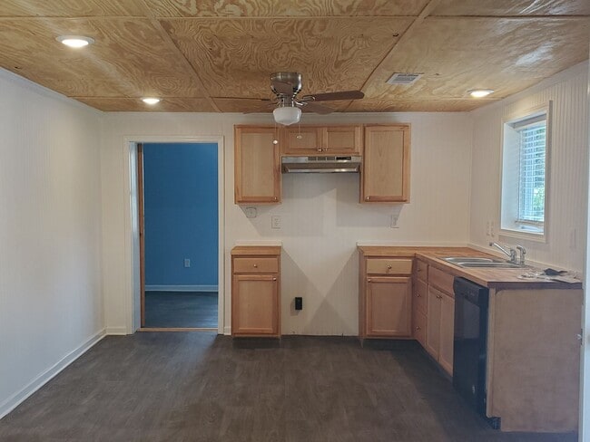 Building Photo - 155 Circle Dr