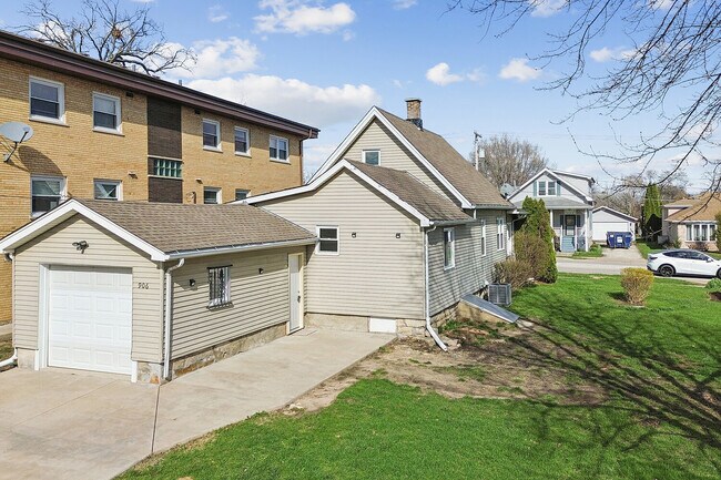 Building Photo - 906 State St