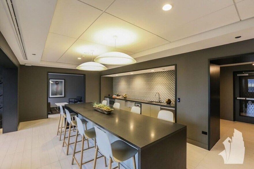 Building Photo - 637 N Wells St