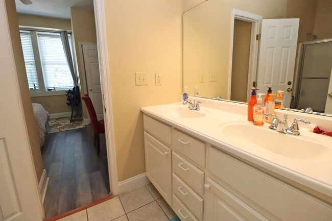 Building Photo - 4BR/2.5BA Urban Charm Meets Creative Energ...