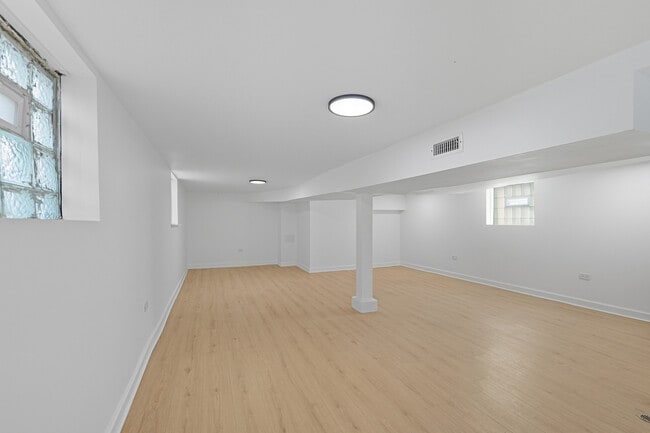 Building Photo - 218 W 115th St