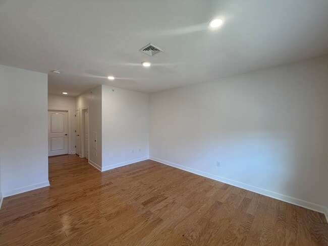 Building Photo - Danvers Updated 3 Bed 2 Bath | Top Floor Condo | Avail Now