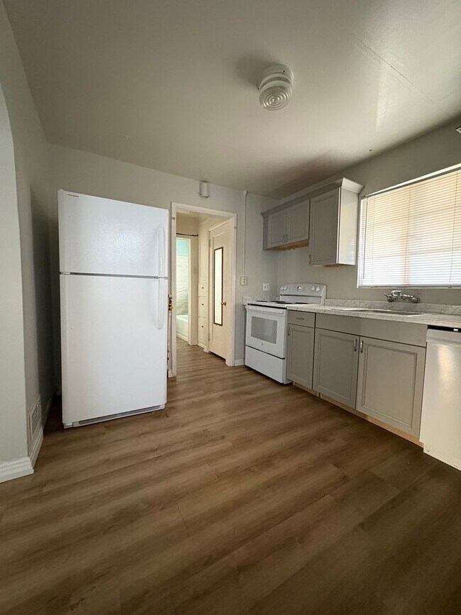 Building Photo - 39-43 W 880 N