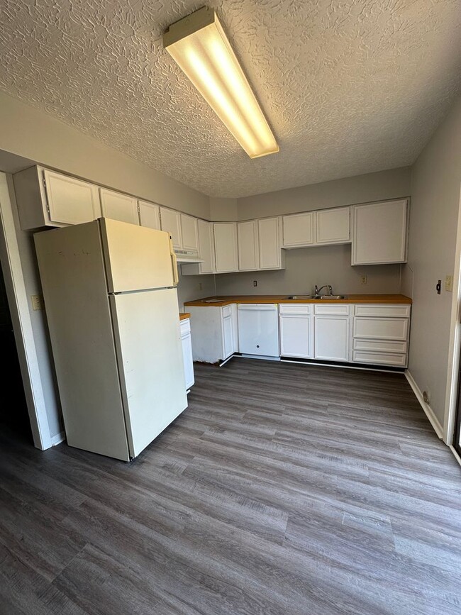 Building Photo - 2 Bedroom / 1.5 Bath Townhome Kingsport TN