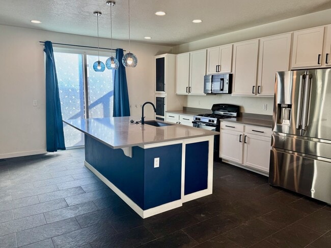 Building Photo - Your Home Is Ready For You!!