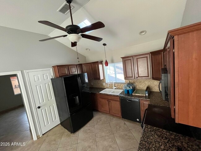 Building Photo - 1617 E Oak St