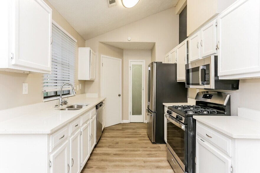 Building Photo - 3824 Skidmore Dr