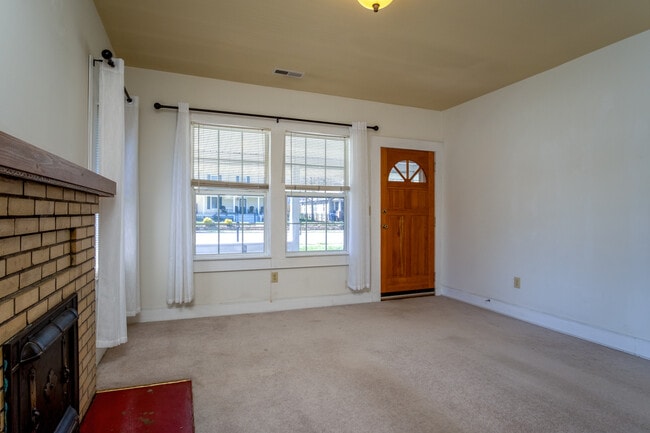 Building Photo - 445 S Broad St