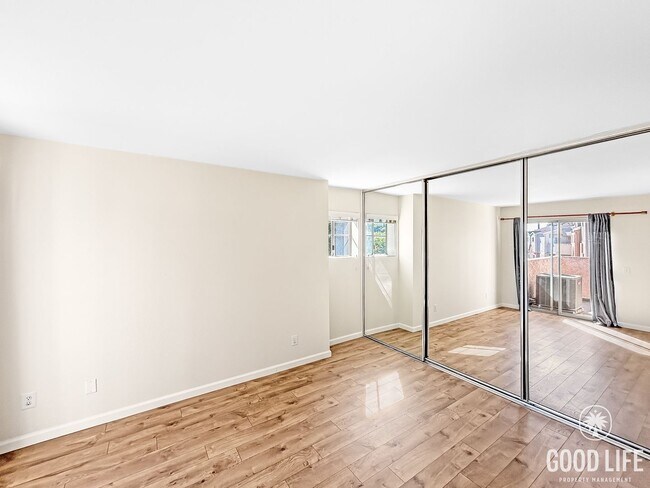 Building Photo - Stunning 2BD/2BA W/ Updated Kitchen and Re...