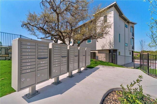 Building Photo - 2050 Lohmans Spur Rd
