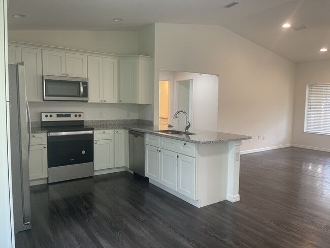 Building Photo - 15 Larch Cse