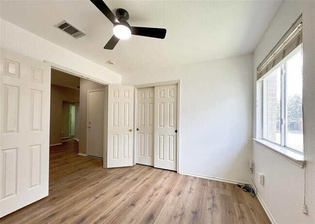 Building Photo - 906 Mammoth Ct