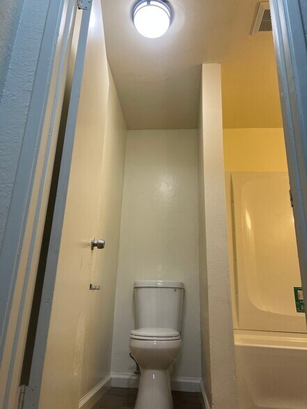 Building Photo - 276 Northwoods Ave