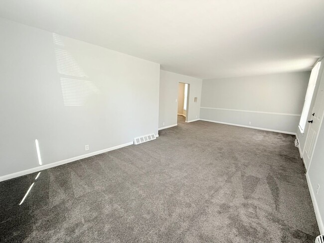 Building Photo - Spacious 4-Bedroom Home with Fenced Backyard