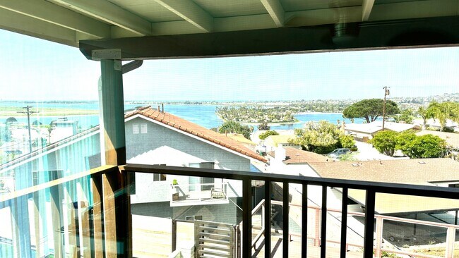 Building Photo - Stunning Newly Renovated 3BD/2.5BA Luxury ...
