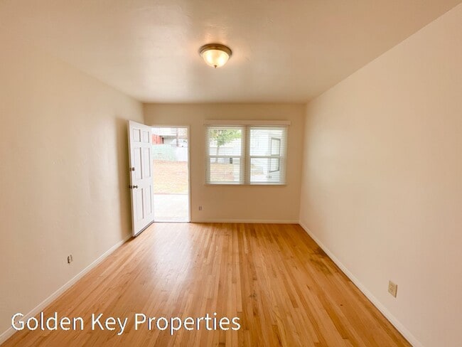 Building Photo - Charming single level home in South Oceans...