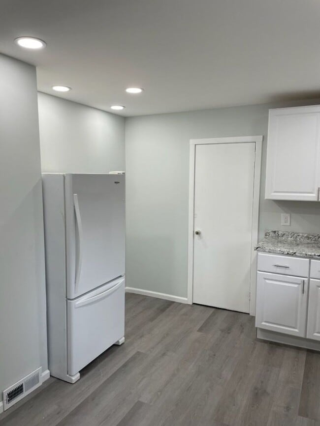 Building Photo - Spacious Home in a Great Neighborhood