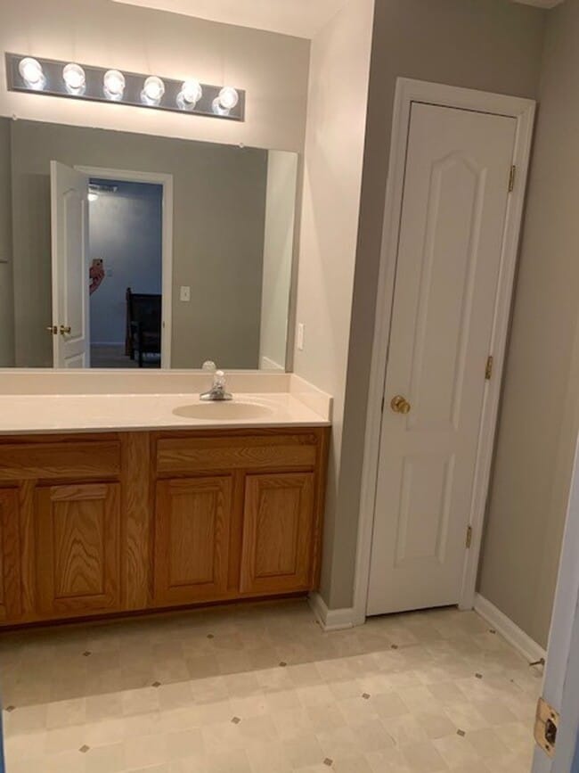 Building Photo - Beautiful 3 bedroom home with room for everyone & pets!