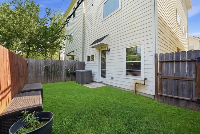 Building Photo - 2057 Sherwood Forest St