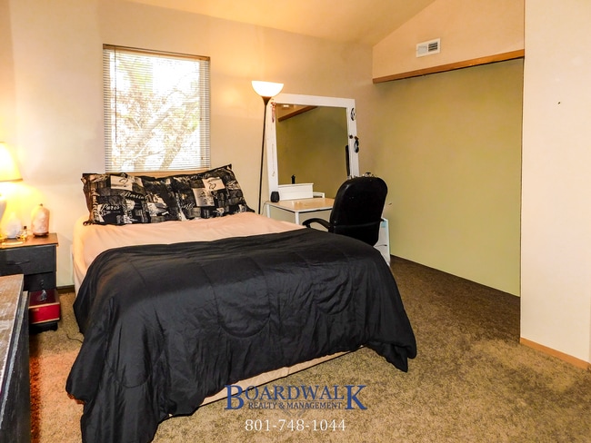 Building Photo - Charming 1-Bedroom Gem