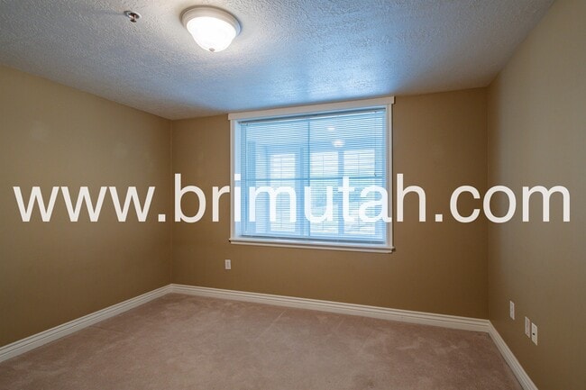 Building Photo - 3075 E Kennedy Dr