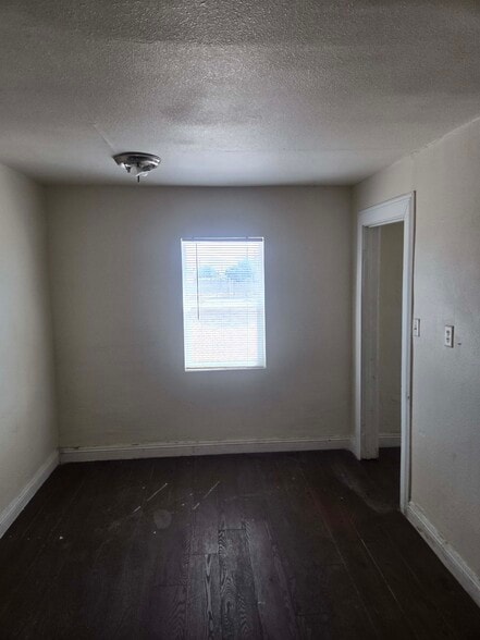 Building Photo - 413 W Van Buren Ave