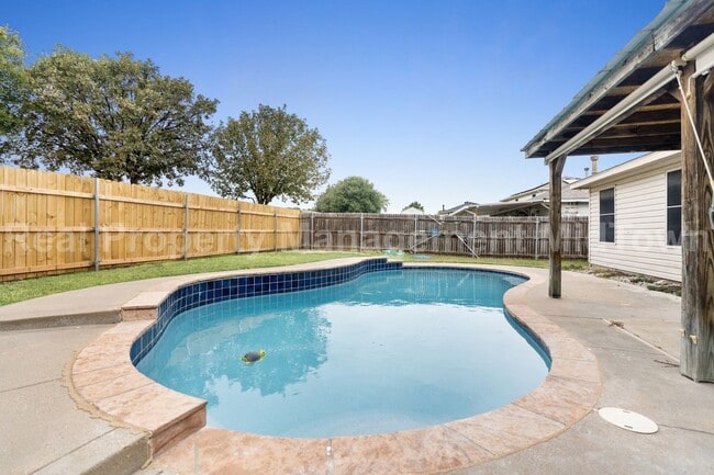 Building Photo - 1014 Mazourka Dr