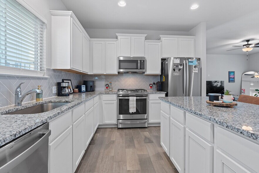 Building Photo - 10800 Blacket Dr