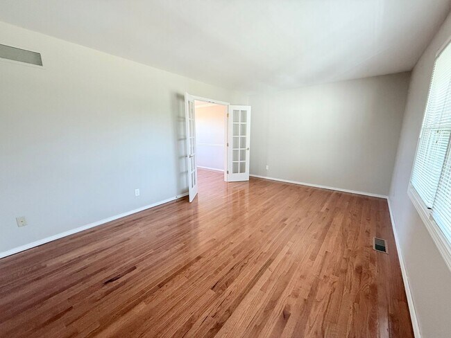 Building Photo - Stunning 5-Bedroom Home with Pool in Desir...