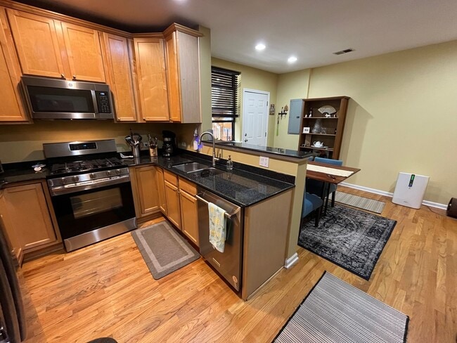 Building Photo - Warm Vintage Jumbo 2BR 2Bth w fireplace an...