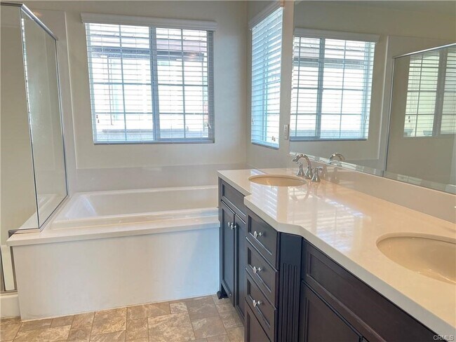 Building Photo - 663 Huron Pl