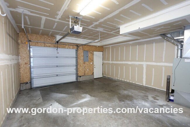 Building Photo - NE Halsey St - 2 bedroom townhouse with de...