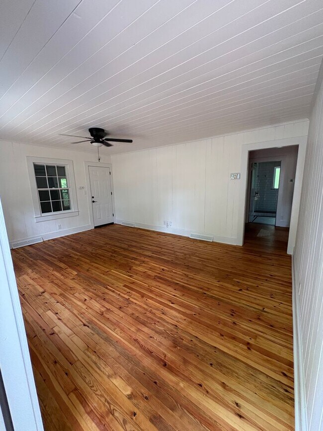 Building Photo - **Newly Renovated 2-Bedroom Home on Petree Road**