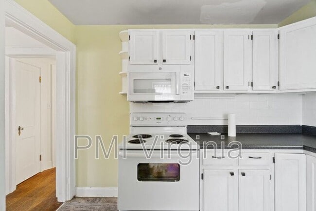 Building Photo - 858 W 47th St