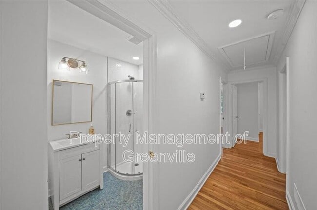 Building Photo - 304 Robin Hood Rd